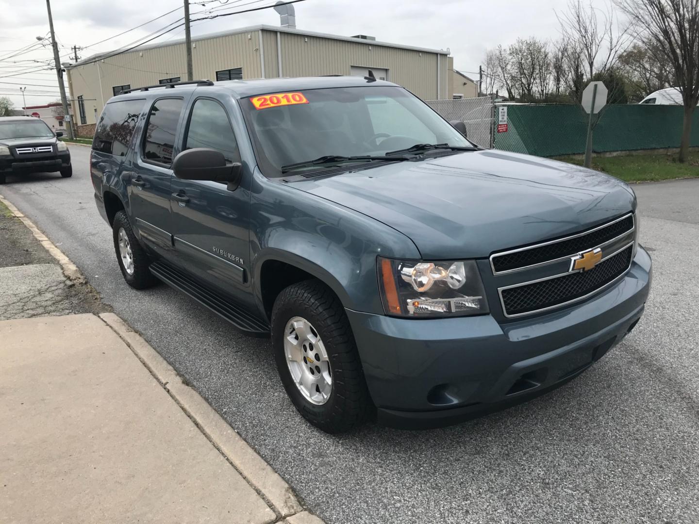 2010 Blue /Gray Chevrolet Suburban LS (1GNUKHE33AR) with an 5.3 V8 engine, Automatic transmission, located at 577 Chester Pike, Prospect Park, PA, 19076, (610) 237-1015, 39.886154, -75.302338 - Photo#3